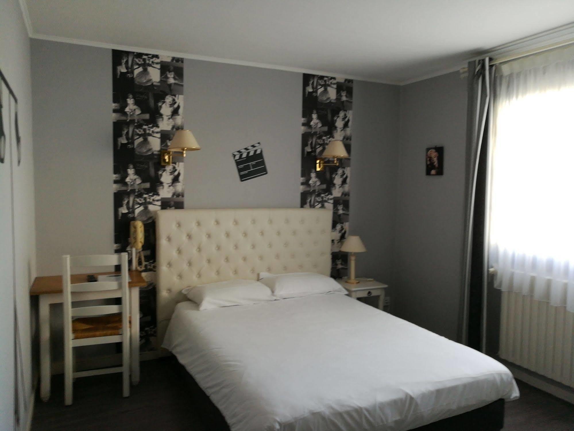 Contact Hotel Du Relais ธูอาร์ ภายนอก รูปภาพ