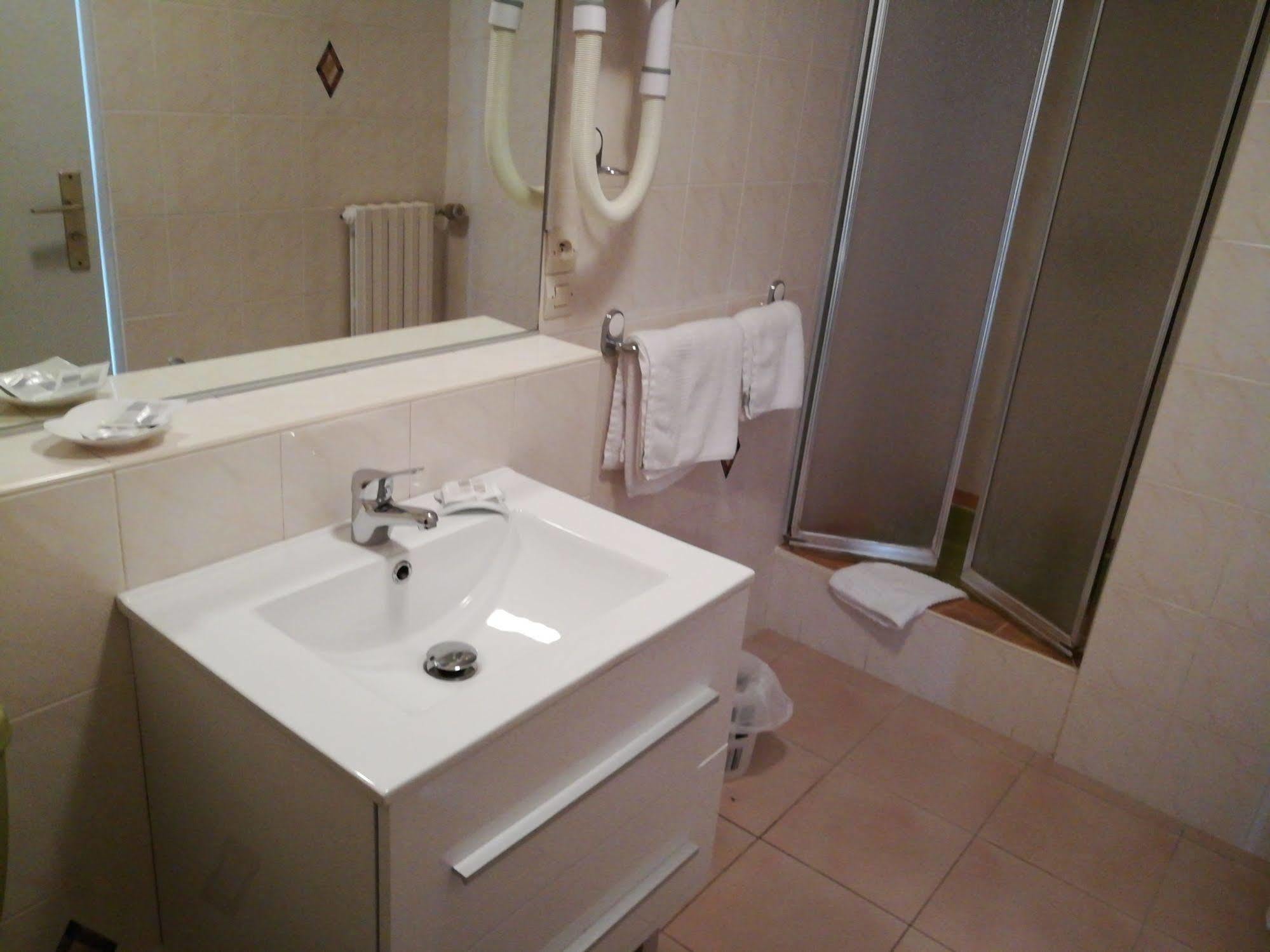 Contact Hotel Du Relais ธูอาร์ ภายนอก รูปภาพ